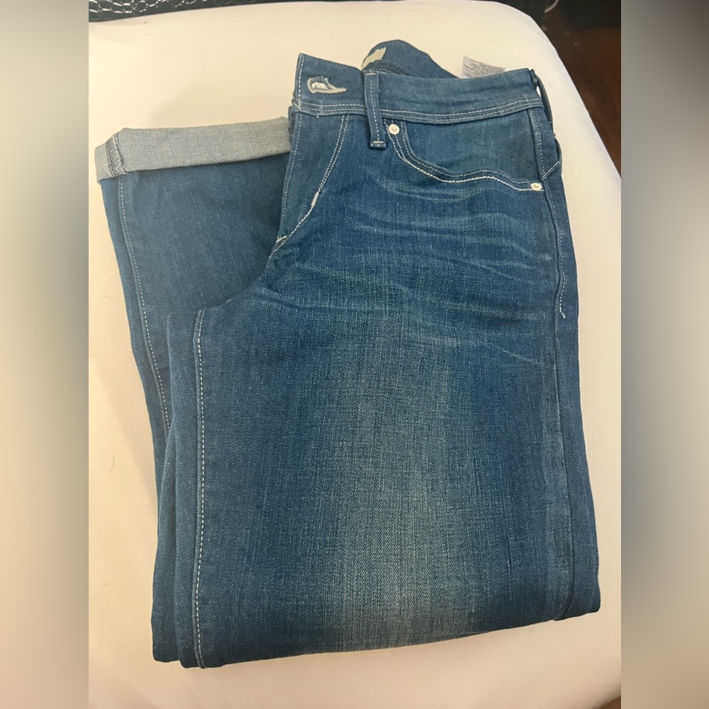 New kinda fits like capris no tag just tried on